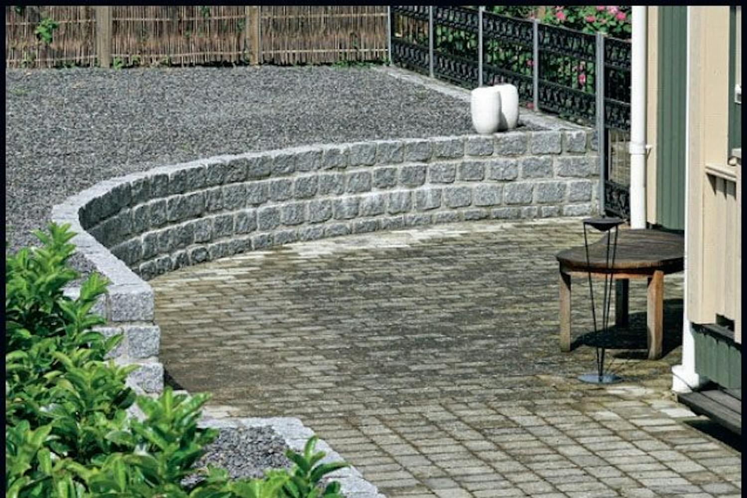 Snygg mur av gatsten: Den färdiga muren Snygg mur av gatsten: Den färdiga muren